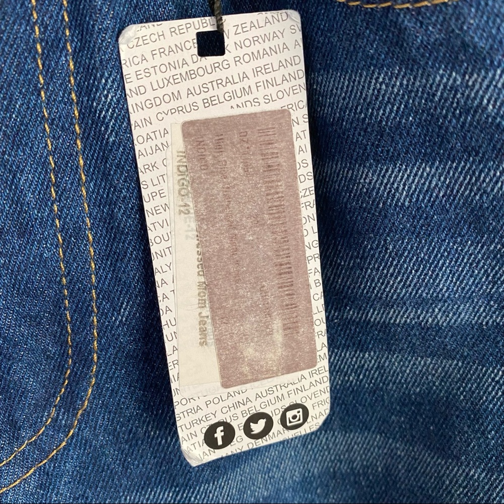 NWT Boohoo High Waist Distressed Mom Jeans - Picture 9 of 9